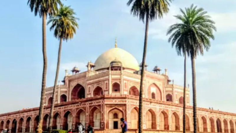 Посолството ни в Делхи: Българите в Индия да не посещават туристически обекти