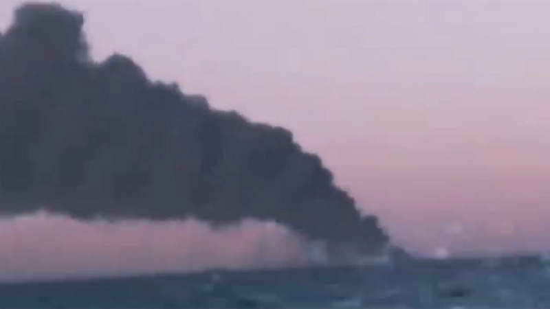 Ирански военен кораб със 180 души екипаж потъва край Шри Ланка