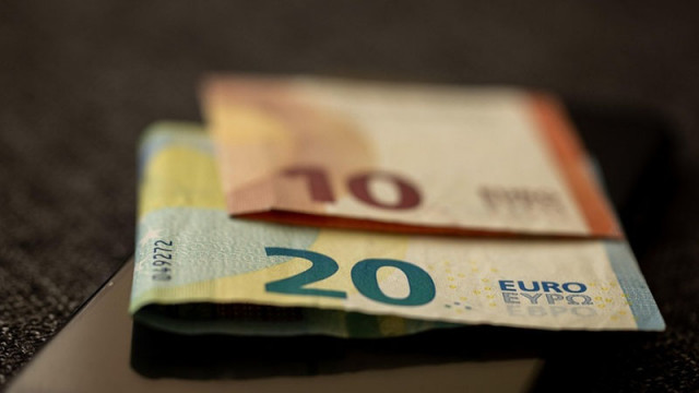 Еврото отслабва спрямо останалите водещи валути