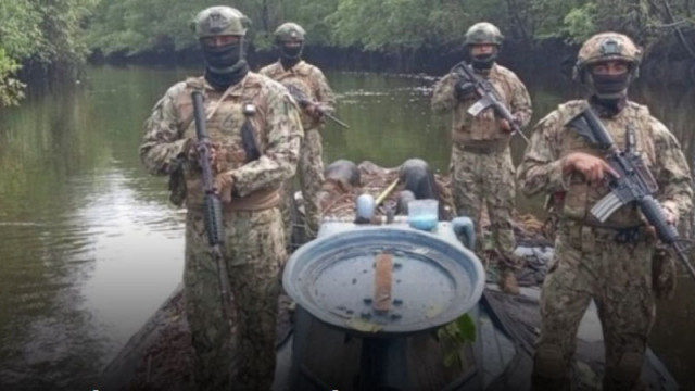 Еквадорската армия откри 35-метрова наркоподводница в резерват