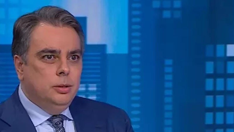 Асен Василев: Продължавам да смятам, че позицията на Румен Радев за Украйна е позорна