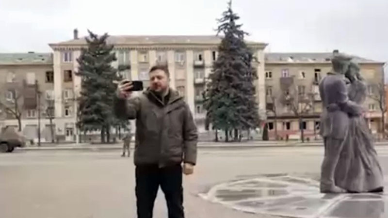 Зеленски се появи в Донецка област и направи видеообръщение от центъра на град Дружковка