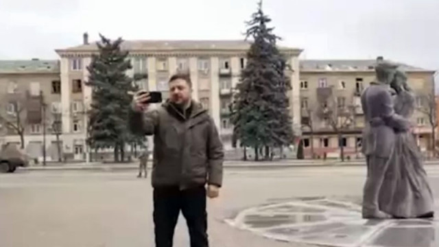 Зеленски се появи в Донецка област и направи видеообръщение от центъра на град Дружковка