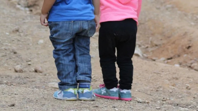 Нито едно от седемте деца на майката на зарязаните близнаци не живее с нея