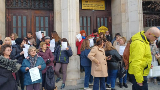 Служители на "Български пощи" във Варна излязоха на протест