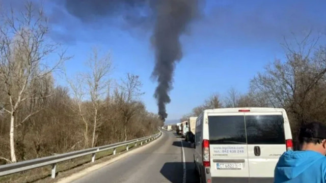 Автобус пламна край Казанлък, образува се километрична опашката от коли - (СНИМКИ/ВИДЕО)