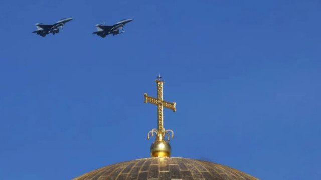 Български изтребители F-16 в небето над София. Изпълняват учебни полети за кацане на цивилни летища