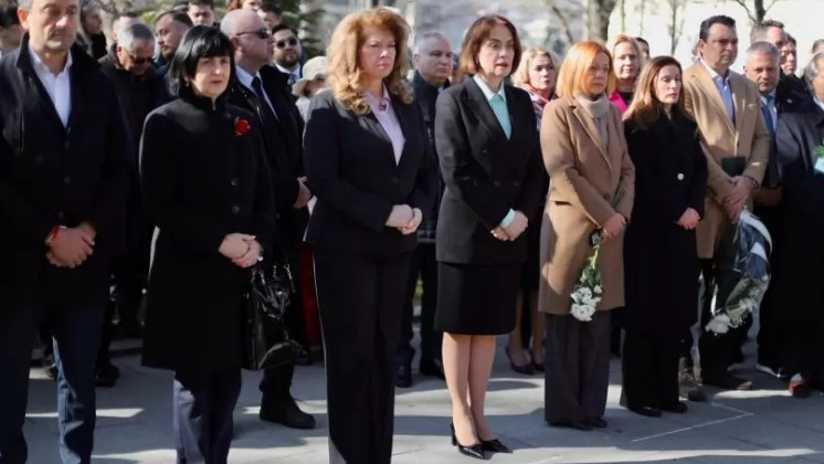 Йотова се поклони пред спасителите на българските евреи: И днес молитвата ни е за мир,разум и диалог