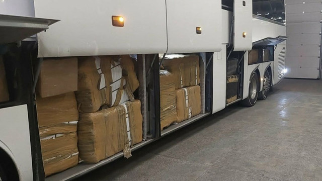 Откриха близо 15 хиляди фалшиви дрехи и парфюми в автобус край Кардам
