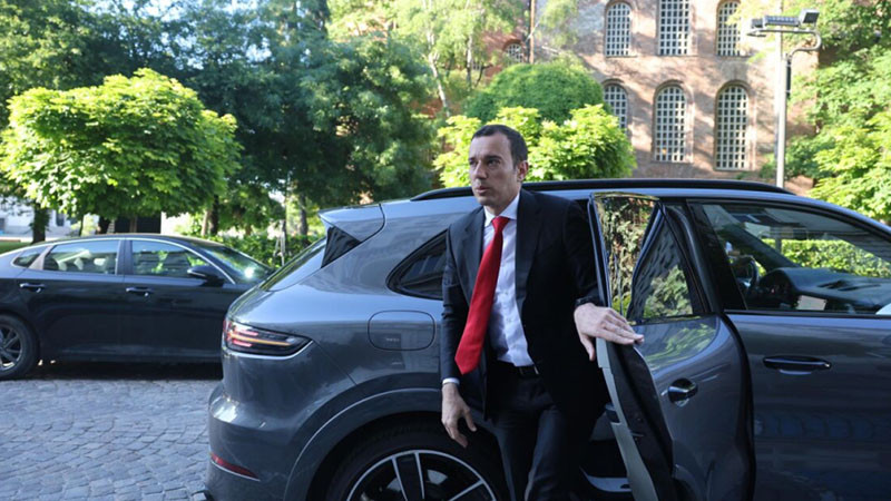 "Спаси София": Кметът Терзиев не се е качвал на автобус, всеки ден паркира Поршето пред СО