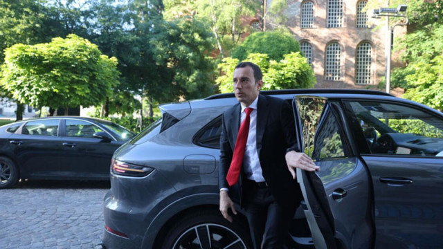 "Спаси София": Кметът Терзиев не се е качвал на автобус, всеки ден паркира Поршето пред СО