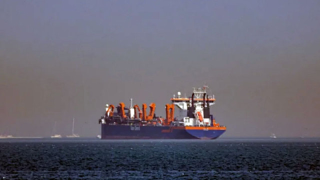 Снаряди поразиха три плавателни съда в Ормузкия проток