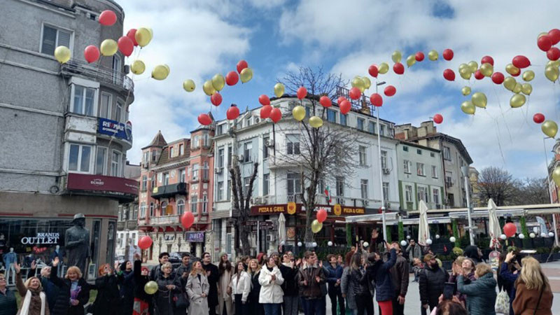 Над 100 балона полетяха в небето над Варна за годишнината от създаването на Драматичния театър