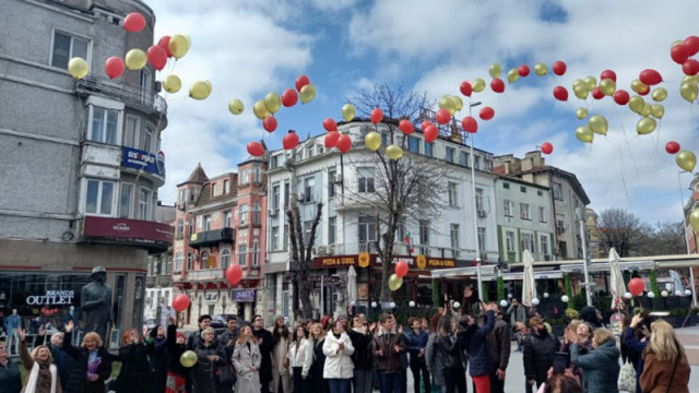 Над 100 балона полетяха в небето над Варна за годишнината от създаването на Драматичния театър