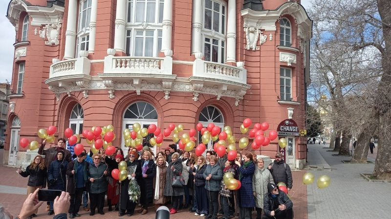 Над100 балона полетяха в небето над Варна по случай годишнината от създаването на Драматичния театър