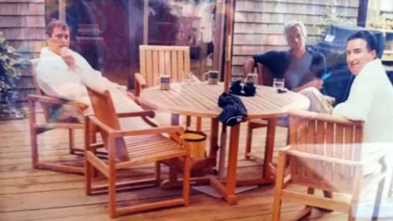 Снимка на принц Андрю и Питър Манделсън с Джефри Епстийн се появи в нови документи на САЩ