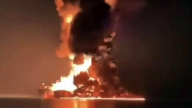 Терминалът във Фуджейра в ОАЕ пламна след ирански удар, в Шарджа е потопен американски танкер