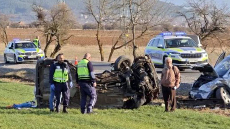 Тежка катастрофа край Радомир отне два живота, четирима са в критично състояние