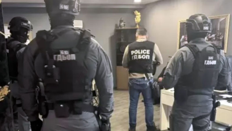 Седем от осемте, изнудвали клиенти на бързи кредити с бой и отвличания, остават в ареста