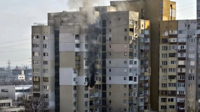 Пожар лумна в столичен блок, евакуират живущите