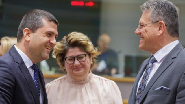 Първите три военни американски самолета кацнаха в Румъния