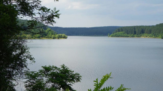 Превантивно изпускат вода от три язовира