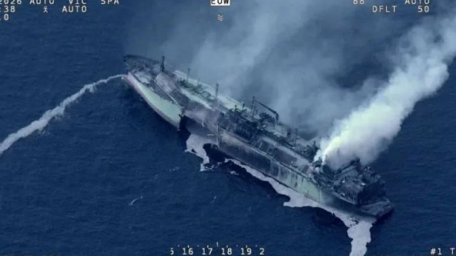 Руски танкер за втечнен газ се носи неуправляемо край италиански остров