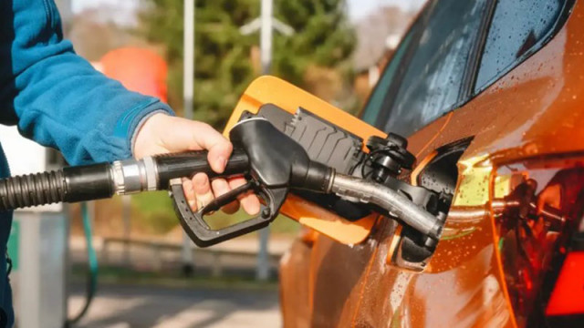 Гърци зареждат автомобилите си с по-евтино гориво у нас