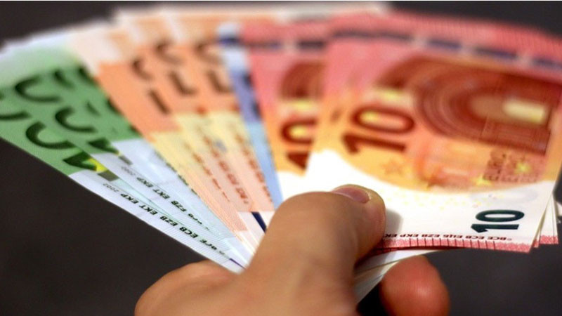 13-годишно дете от Варненско откри 400 евро забравени в книга и ги върна на възрастен мъж