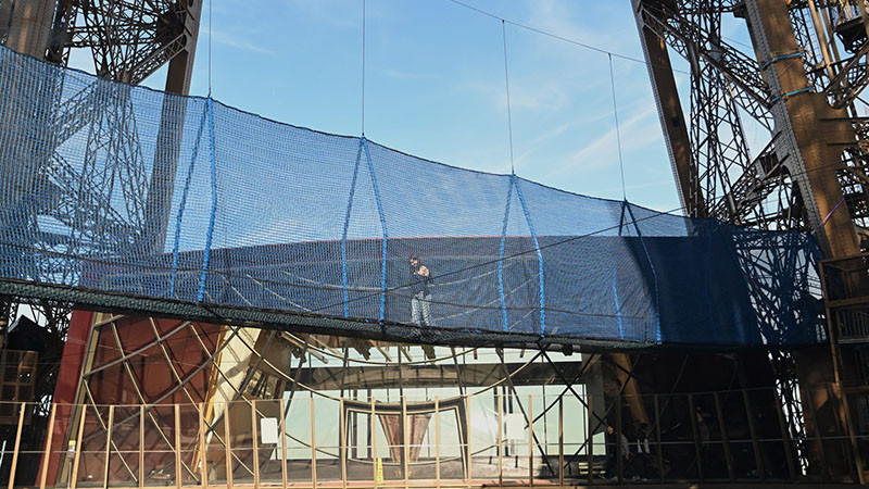 За смелчаци: Айфеловата кула вече има висящ въжен мост на височина от 60 метра