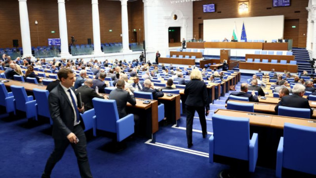 Парламентът прие удължителния закон за бюджета