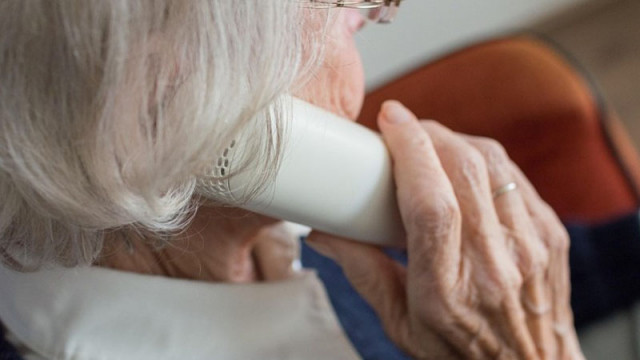 Възрастна жена остави до контейнери пари и злато на мним полицай