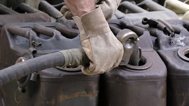 Опашки от коли по бензиностанциите в Гърция, хората се запасяват с гориво