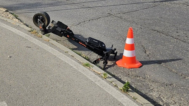 Борят се за живота на младеж, забил се с тротинетка в железобетонен стълб