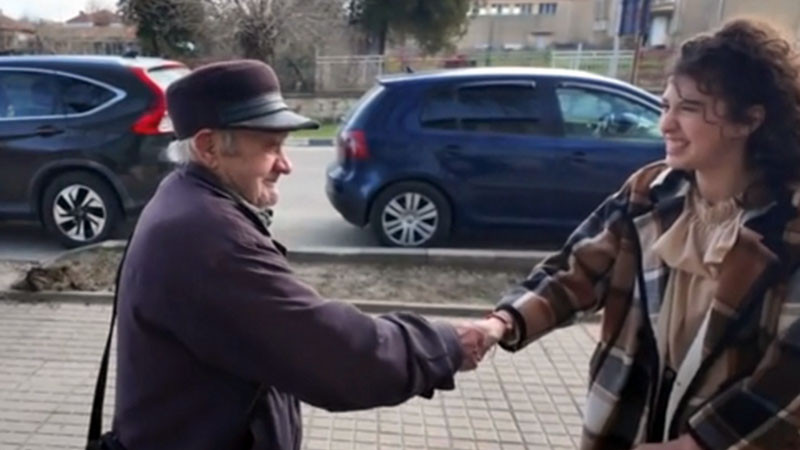 13-годишната Руя намери портфейл с 400 евро и го върна на 90-годишния дядо Здравко