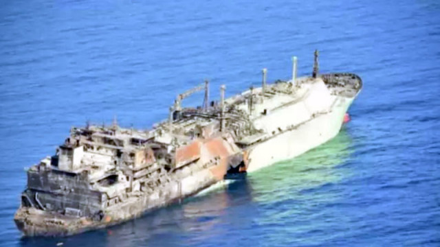 Руски танкер без екипаж, повреден от украински дронове, наближава бреговете на Либия