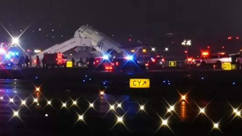 Самолет се сблъска с пожарна на летище „Гуардия“ в Ню Йорк, има загинали