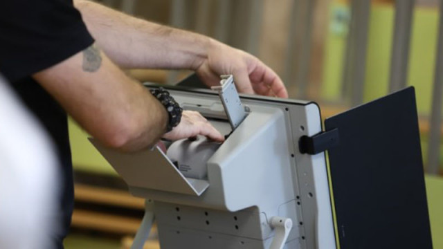 Започва удостоверяване на машините за предсрочния вот