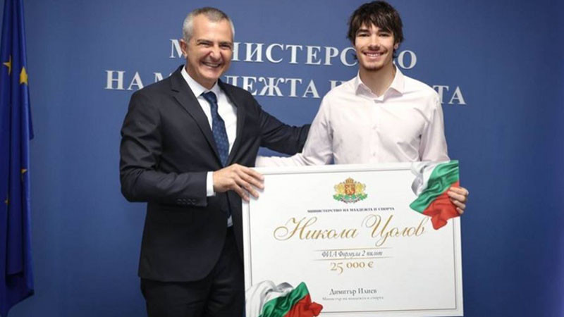 Министър Илиев награди Никола Цолов