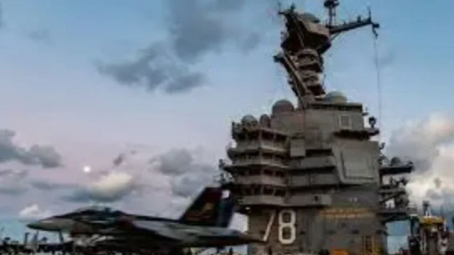 Kathimerini: Разследват екипажа на самолетоносача "Джералд Форд" за умишлен палеж на кораба