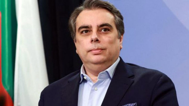 Асен Василев обяви Радев за "страхлив лицемер": Трудно се бори олигархията с отбор лъжци