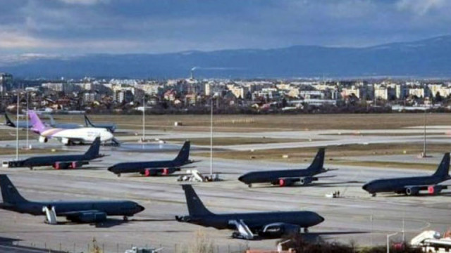Амерканските самолети все още не са преместени - разпръснати са по цялото софийско летище
