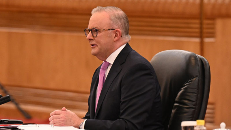 Австралия реже на половина данъка на горивата