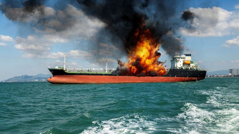 Инцидентът с танкера овладян: Няма разлив на нефт в Дубай