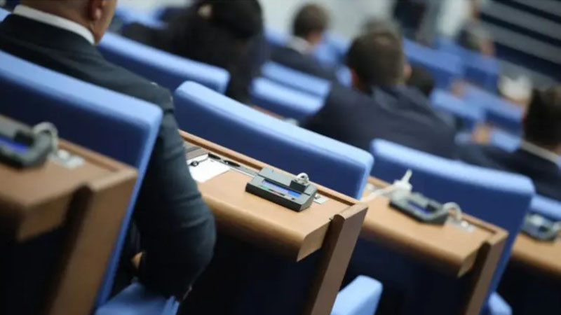 Парламентът ще заседава извънредно утре