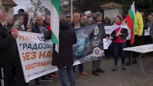 Отново протест за заплати на роботещите в Агенцията за борба с градушките