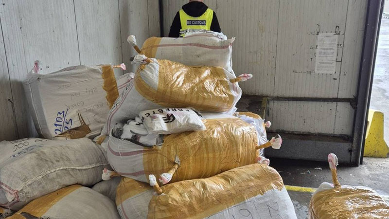 Иззеха близо 30 хиляди "маркови" панталони, тениски, якета и бельо на "Капитан Андреево"