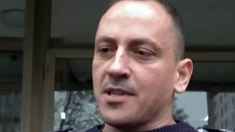 Полицаят спасил увисналото от балкон дете: Казвах, че ще му купя шоколад - само да не се пуска