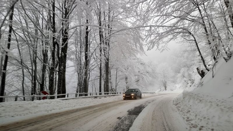 Сняг вали на прохода "Петрохан"