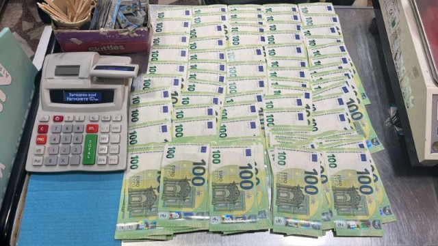 Иззеха близо 100 000 евро, лични карти и агитационни материали, има задържан